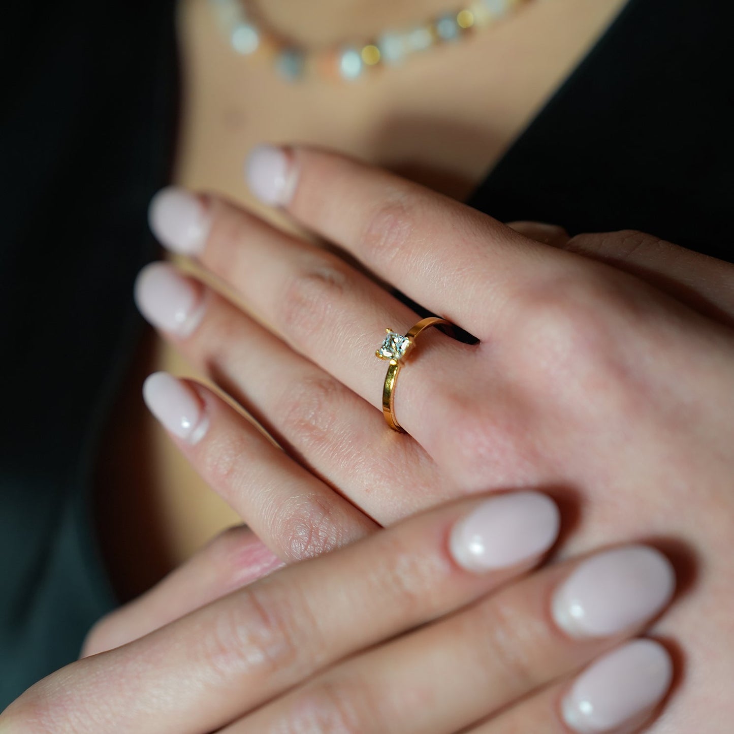 ADHIKA : Bague classique en or avec zircon cubique central