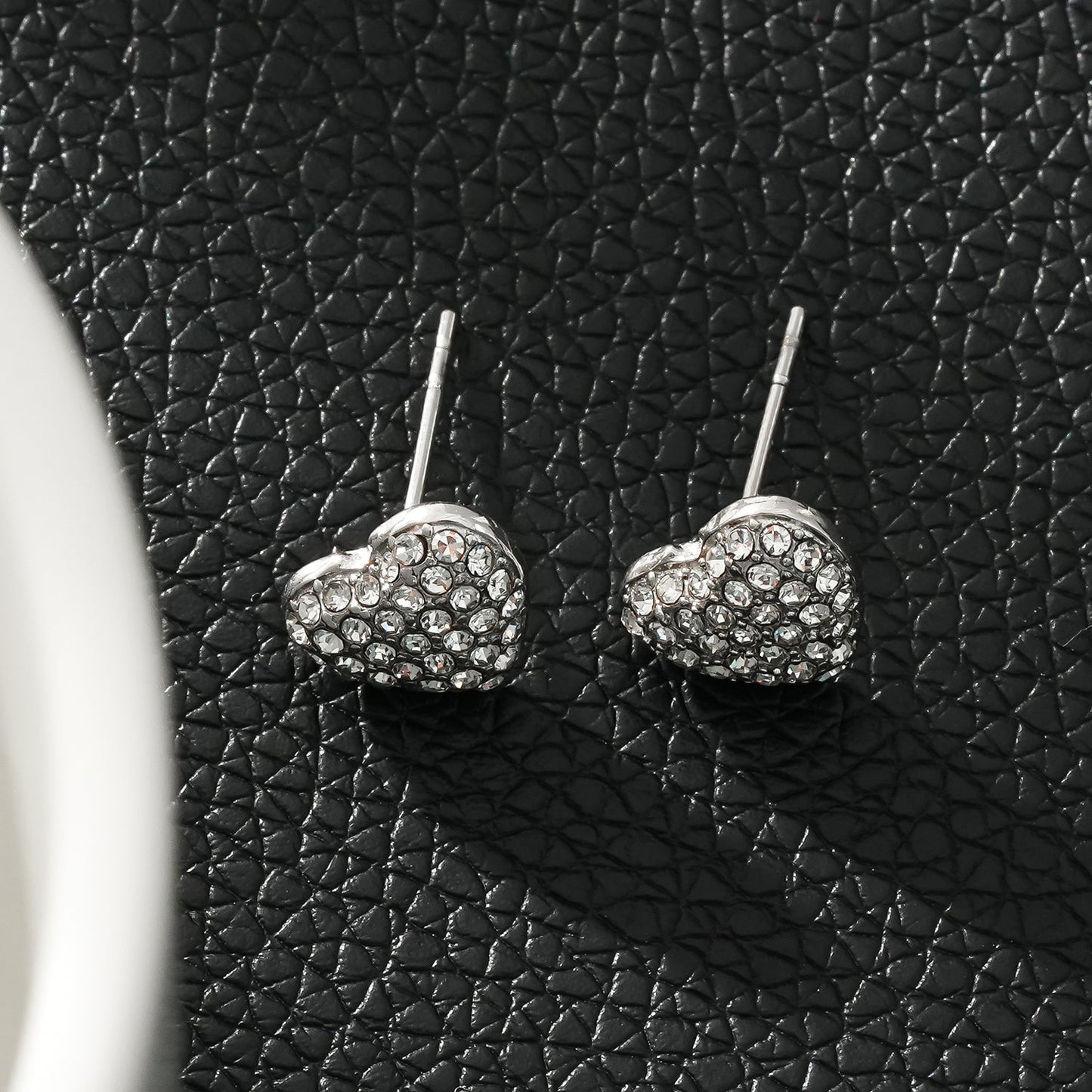 ADORE Or blanc (ton argenté) : Clous d'oreilles en forme de cœur sertis de zircons cubiques (CZ) - Déclaration d'amour