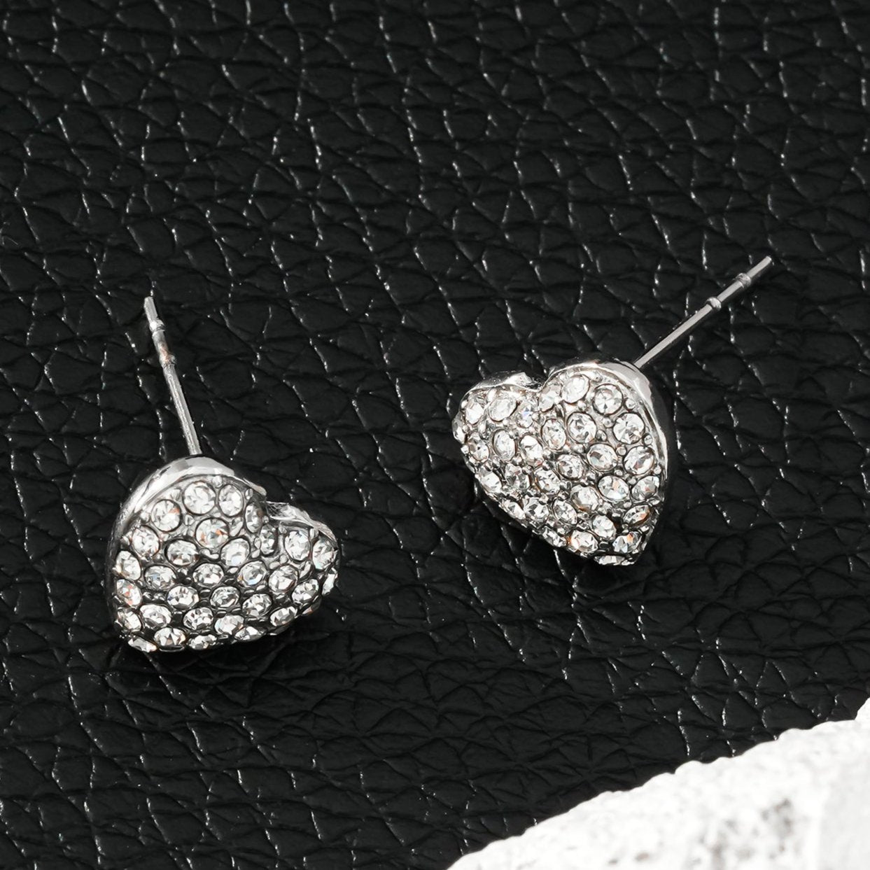 ADORE Or blanc (ton argenté) : Clous d'oreilles en forme de cœur sertis de zircons cubiques (CZ) - Déclaration d'amour