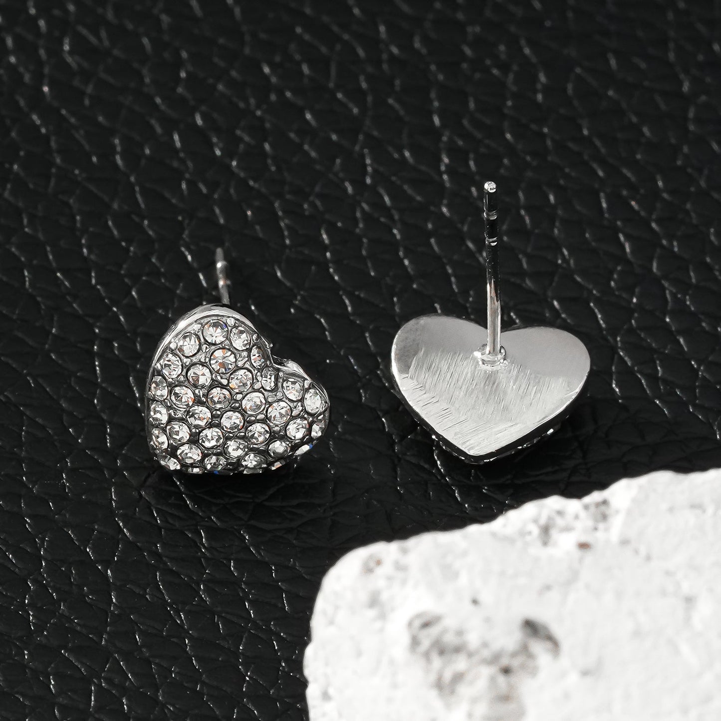 ADORE Or blanc (ton argenté) : Clous d'oreilles en forme de cœur sertis de zircons cubiques (CZ) - Déclaration d'amour