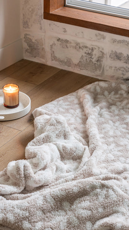 Jeté de lit allongé blanc et beige rougissant à motif marguerite