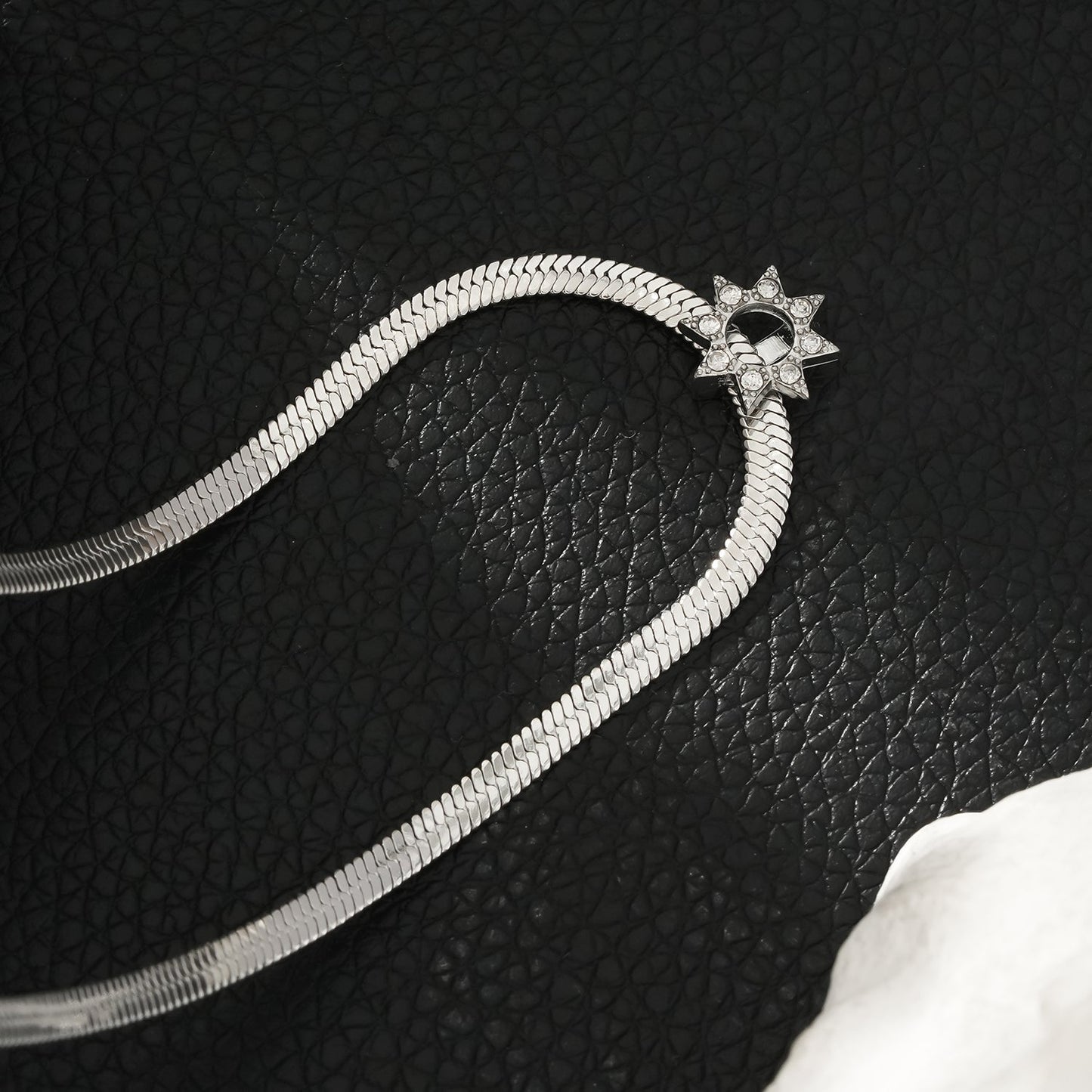 AGULHAS Or Blanc (Ton Argent) : Élégance Céleste - Collier Chaîne Peau de Serpent avec Pendentif Étoile Incrusté de Zirconium