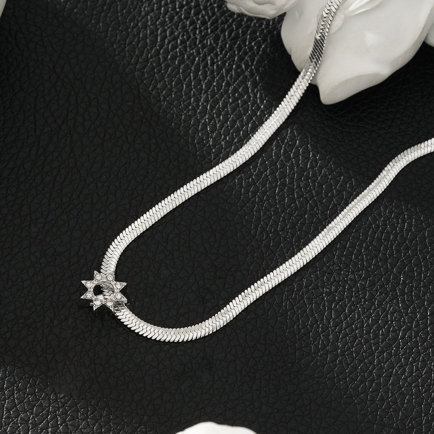 AGULHAS Or Blanc (Ton Argent) : Élégance Céleste - Collier Chaîne Peau de Serpent avec Pendentif Étoile Incrusté de Zirconium