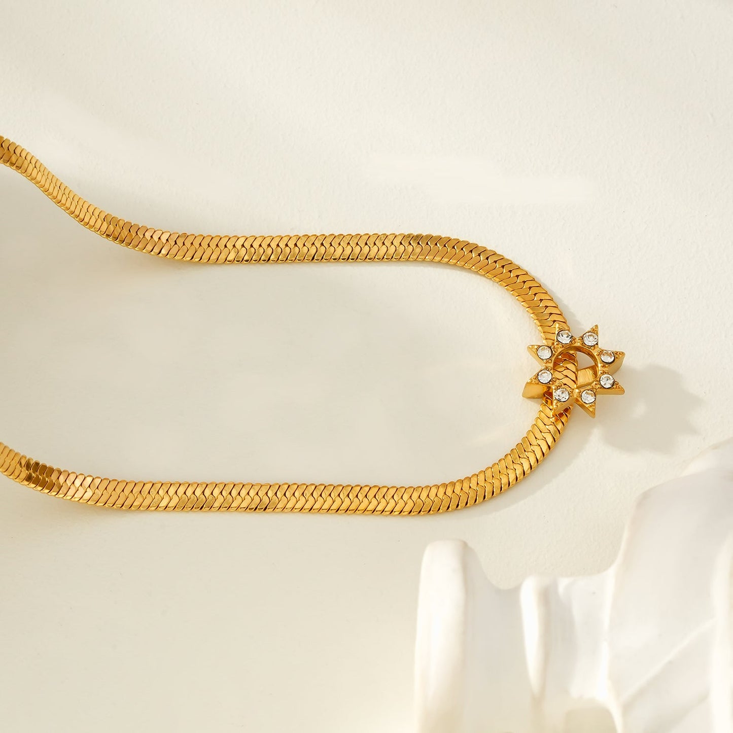 AGULHAS Or : Élégance Céleste - Collier Chaîne Peau de Serpent avec Pendentif Étoile Incrusté de Zirconium