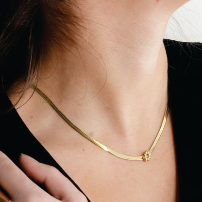 AGULHAS Or : Élégance Céleste - Collier Chaîne Peau de Serpent avec Pendentif Étoile Incrusté de Zirconium