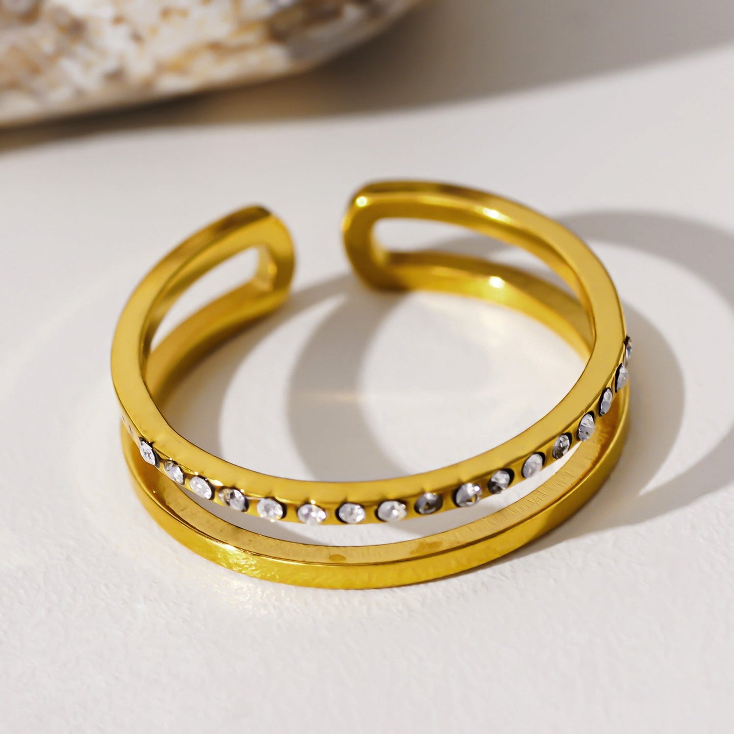 AIZA : Bague Double Jonc en Zirconia Pavé & Surfaces Contrastantes Lisses