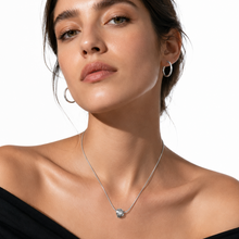 ALEKI Argent (or blanc) : Collier pendentif nœud sculptural