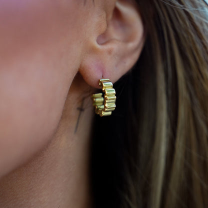 Style ALMORA : Boucles d'oreilles créoles torsadées d'inspiration rétro en or