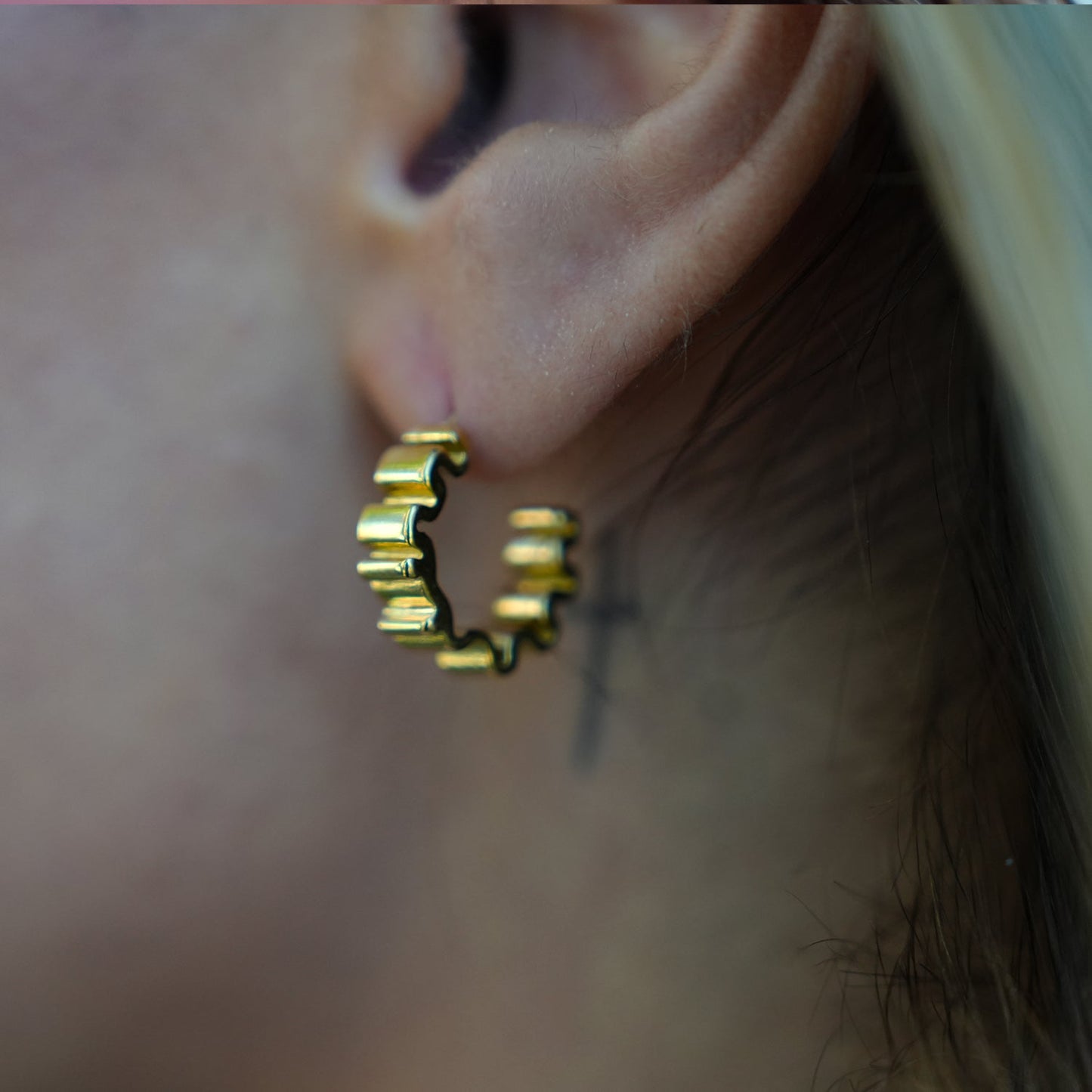 Style ALMORA : Boucles d'oreilles créoles torsadées d'inspiration rétro en or