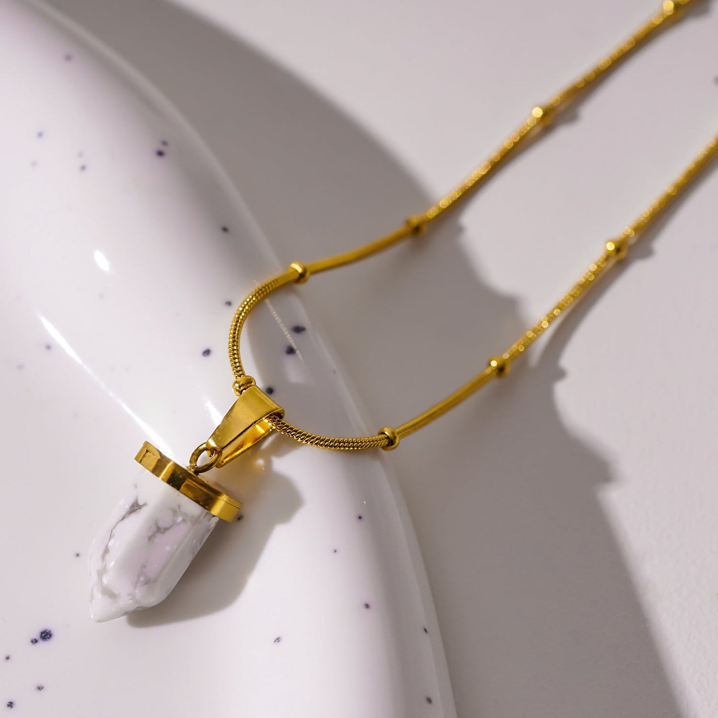 AMELIE : Collier avec pendentif en pierre de turquoise blanche et chaîne perlée texturée peau de serpent