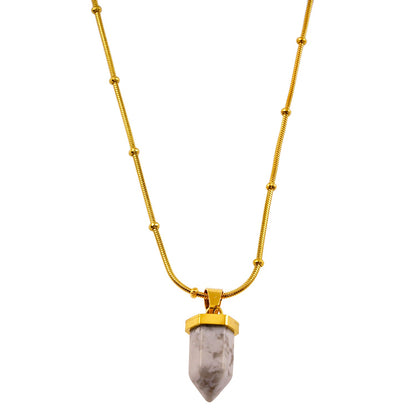 AMELIE : Collier avec pendentif en pierre de turquoise blanche et chaîne perlée texturée peau de serpent