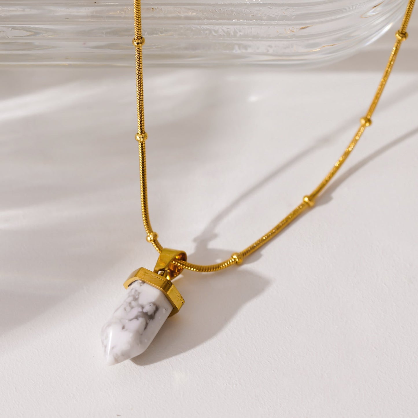 AMELIE : Collier avec pendentif en pierre de turquoise blanche et chaîne perlée texturée peau de serpent