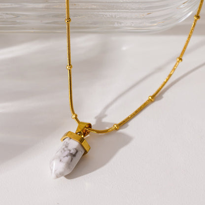 AMELIE : Collier avec pendentif en pierre de turquoise blanche et chaîne perlée texturée peau de serpent