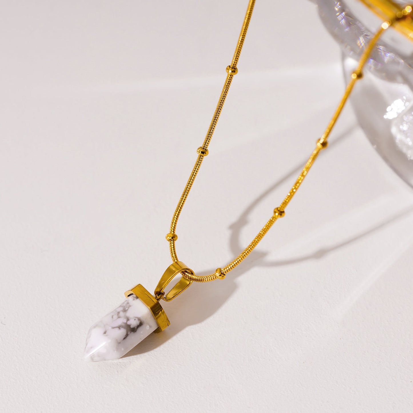 AMELIE : Collier avec pendentif en pierre de turquoise blanche et chaîne perlée texturée peau de serpent