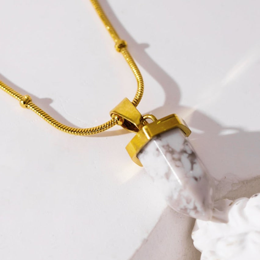 AMELIE : Collier avec pendentif en pierre de turquoise blanche et chaîne perlée texturée peau de serpent