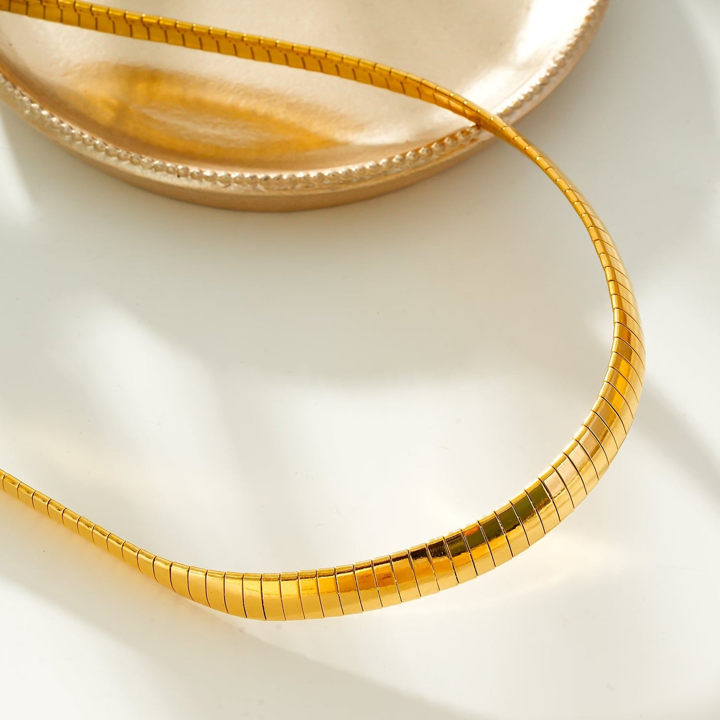 ANJILMA Gold : Collier ras du cou texturé minimaliste.