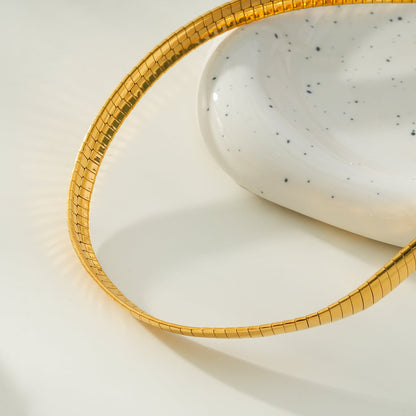ANJILMA Gold : Collier ras du cou texturé minimaliste.