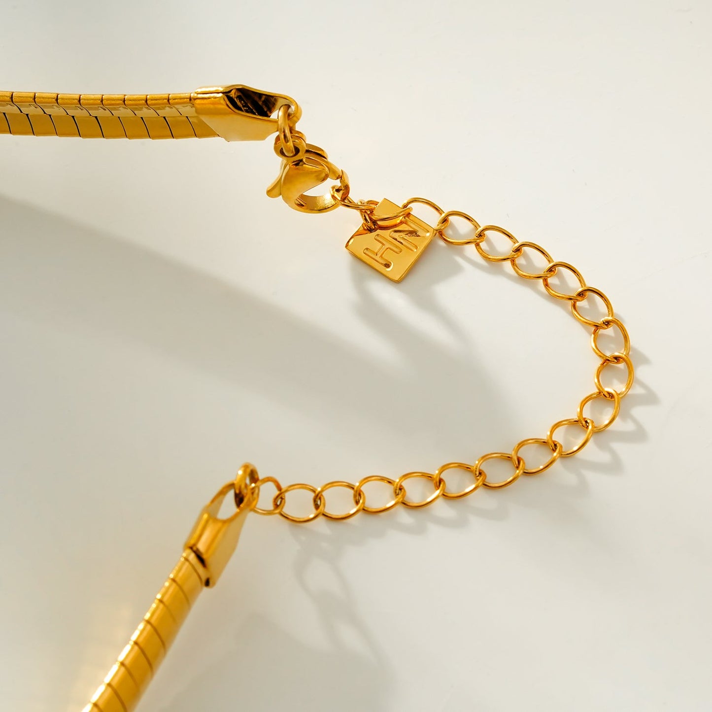 ANJILMA Gold : Collier ras du cou texturé minimaliste.