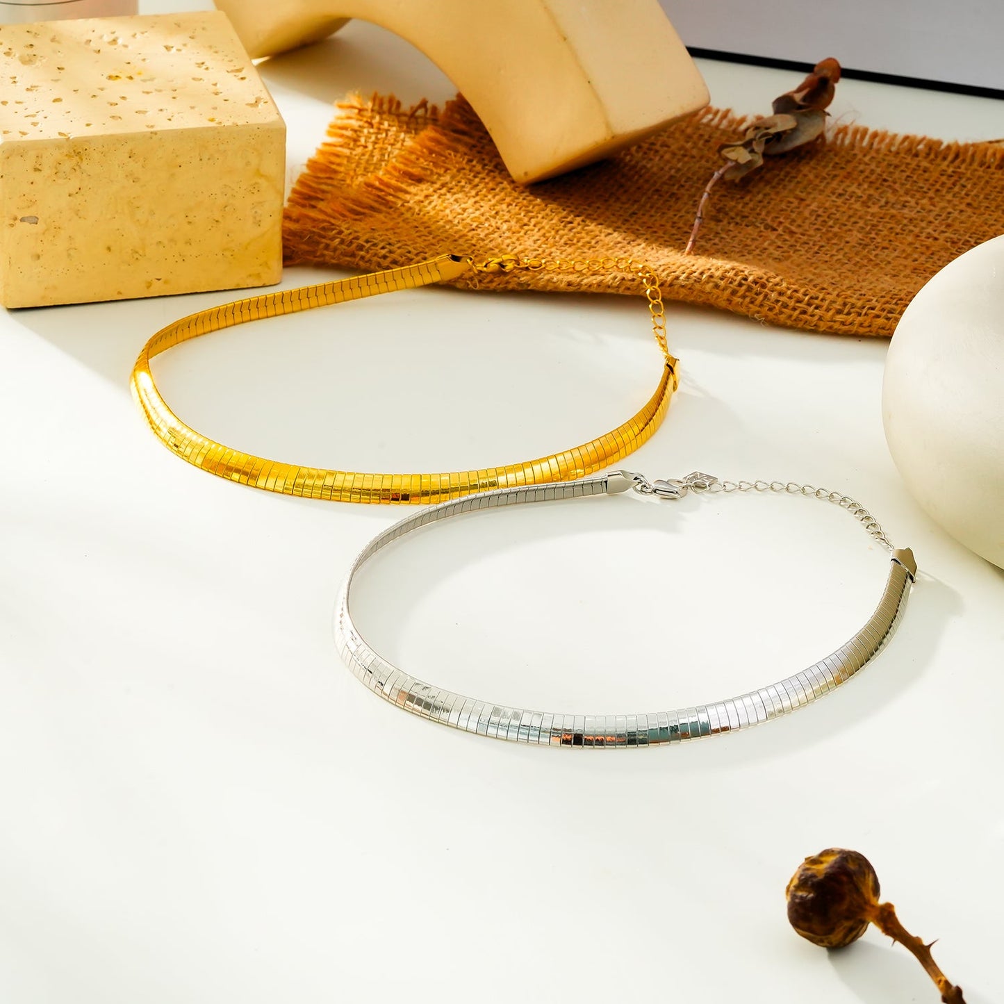 ANJILMA Gold : Collier ras du cou texturé minimaliste.
