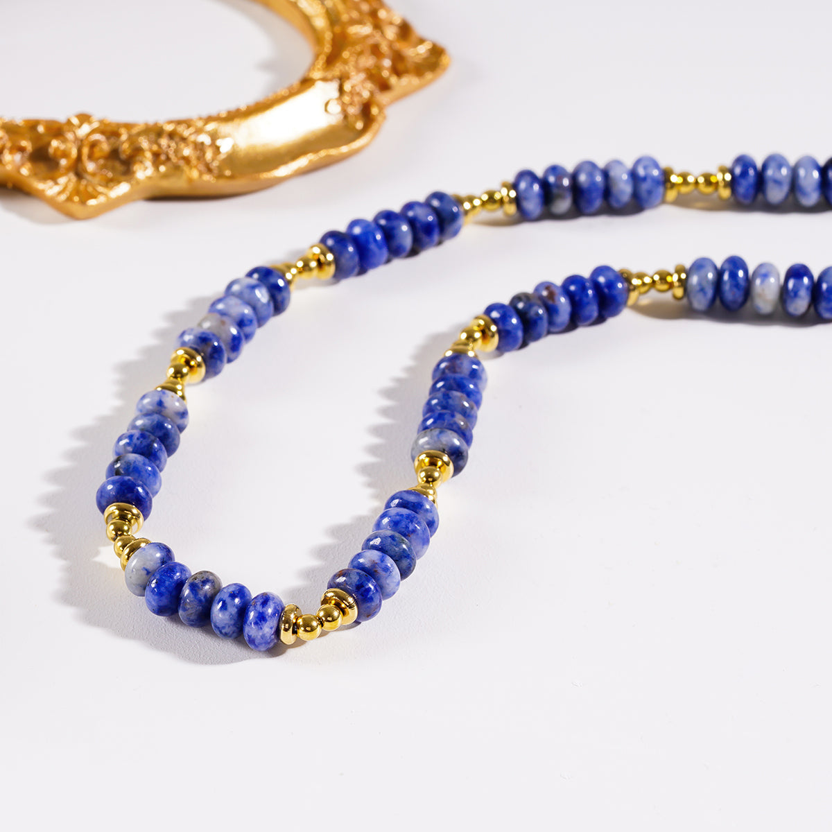 ANJA : Collier chaîne bohème moderne en sodalite et perles dorées