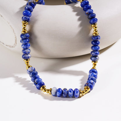 ANJA : Collier chaîne bohème moderne en sodalite et perles dorées