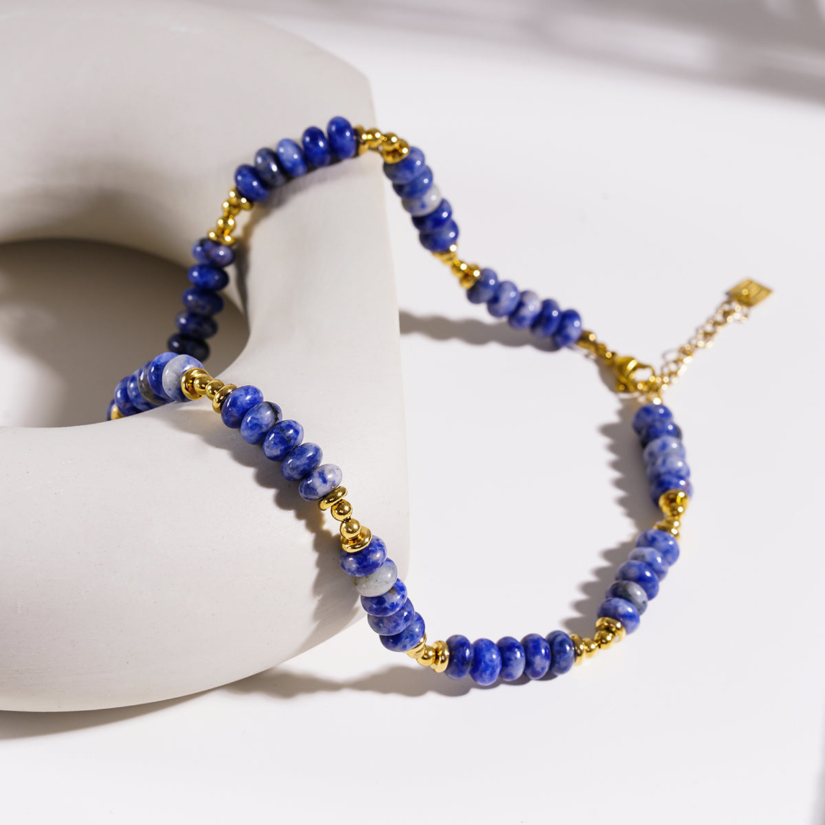 ANJA : Collier chaîne bohème moderne en sodalite et perles dorées
