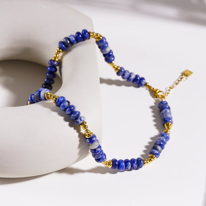 ANJA : Collier chaîne bohème moderne en sodalite et perles dorées