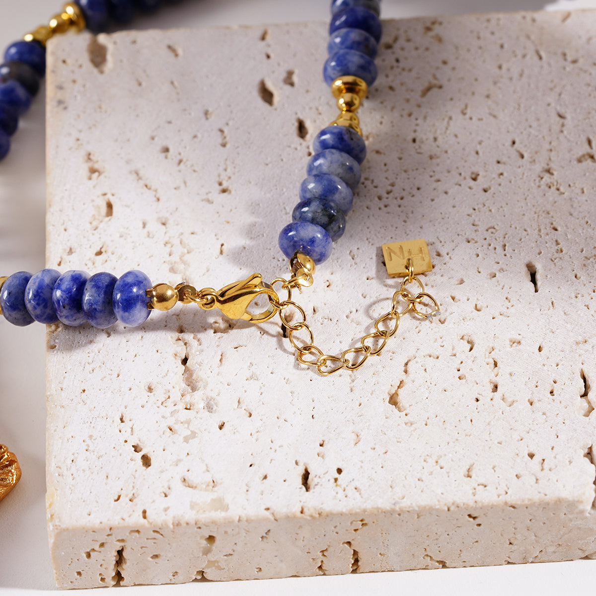 ANJA : Collier chaîne bohème moderne en sodalite et perles dorées