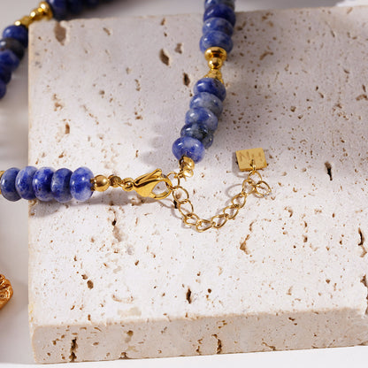 ANJA : Collier chaîne bohème moderne en sodalite et perles dorées