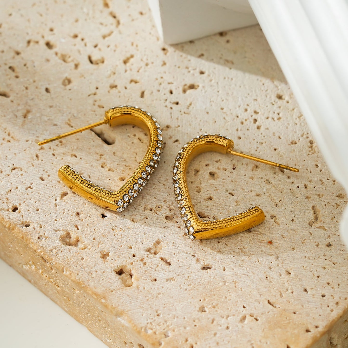Style ANJAR Or : Créoles en forme de cœur incrustées de pierres précieuses en Zirconium