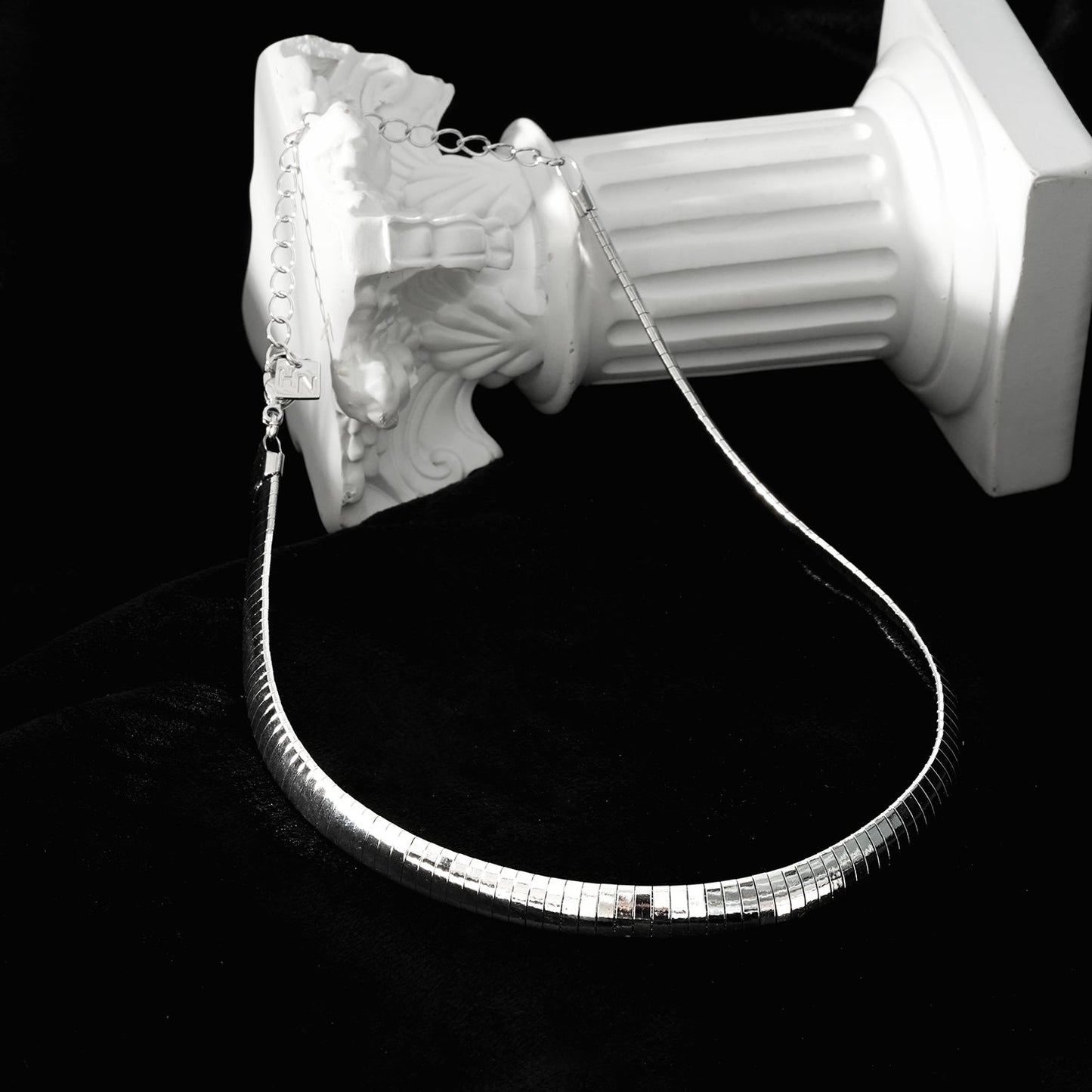 ANJILMA Argent Plaqué Or Blanc : Collier Ras du Cou Texturé Minimaliste.