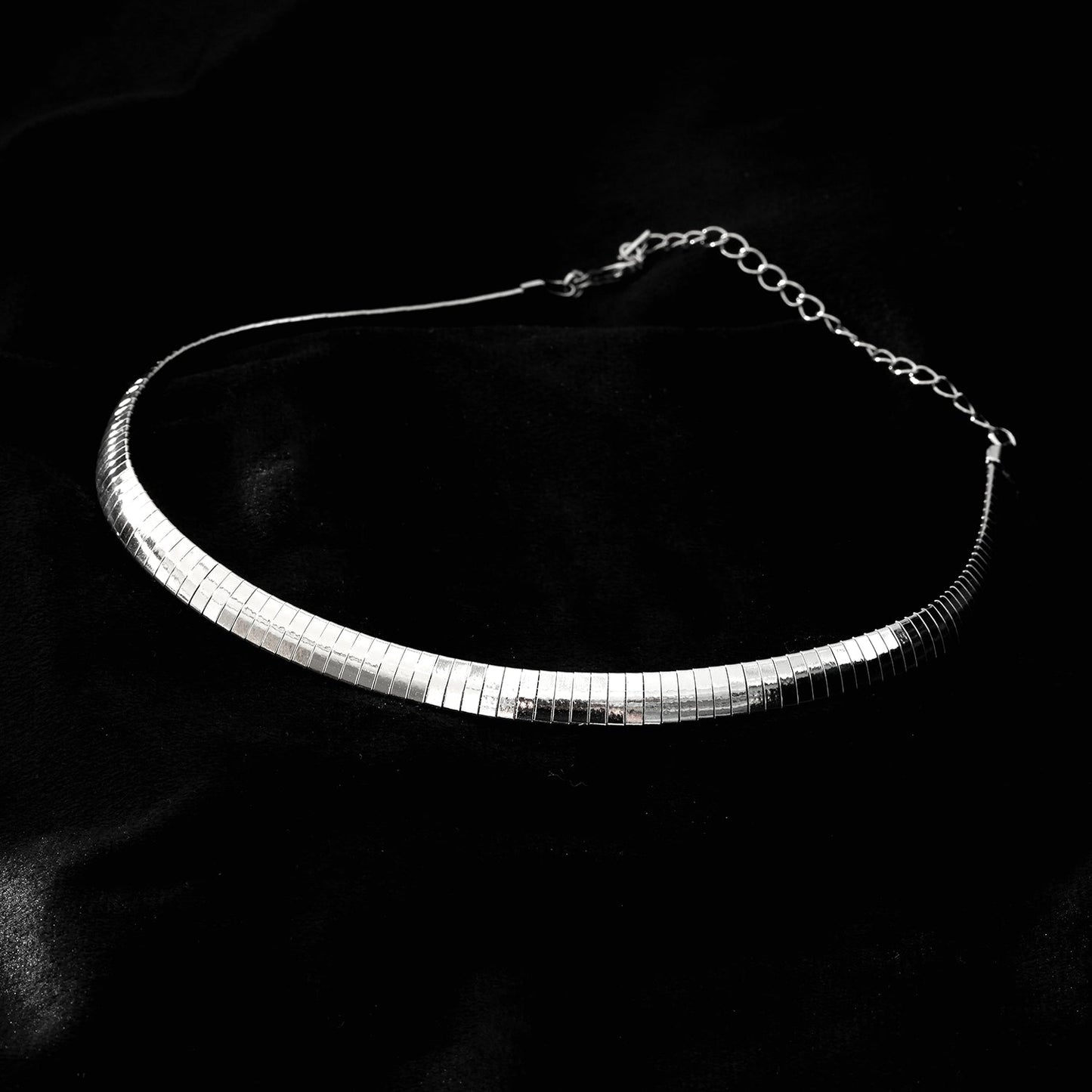 ANJILMA Argent Plaqué Or Blanc : Collier Ras du Cou Texturé Minimaliste.