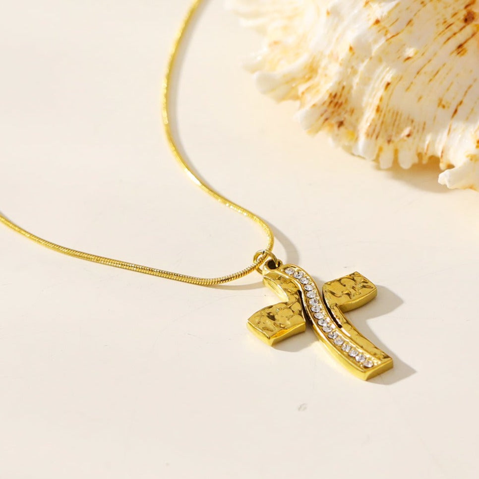 ARCASSA : Pendentif Croix Finition Martelé et Zirconium sur une Mini Chaîne Texturée Peau de Serpent.