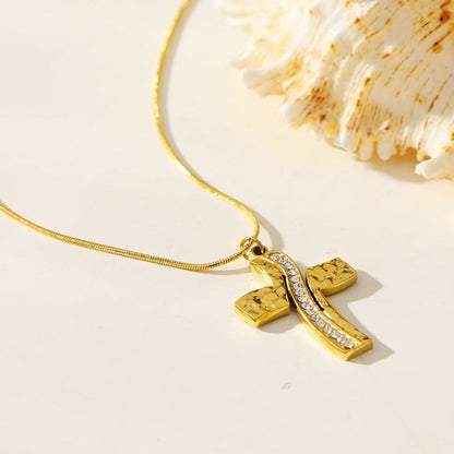 ARCASSA : Pendentif Croix Finition Martelé et Zirconium sur une Mini Chaîne Texturée Peau de Serpent.
