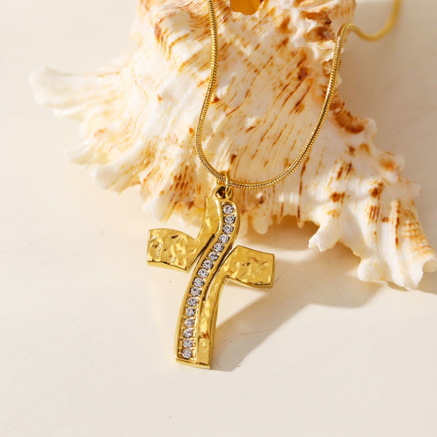 ARCASSA : Pendentif Croix Finition Martelé et Zirconium sur une Mini Chaîne Texturée Peau de Serpent.