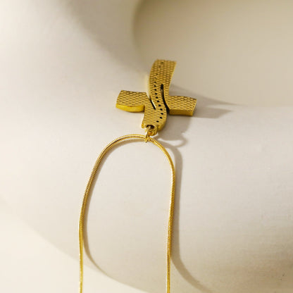 ARCASSA : Pendentif Croix Finition Martelé et Zirconium sur une Mini Chaîne Texturée Peau de Serpent.