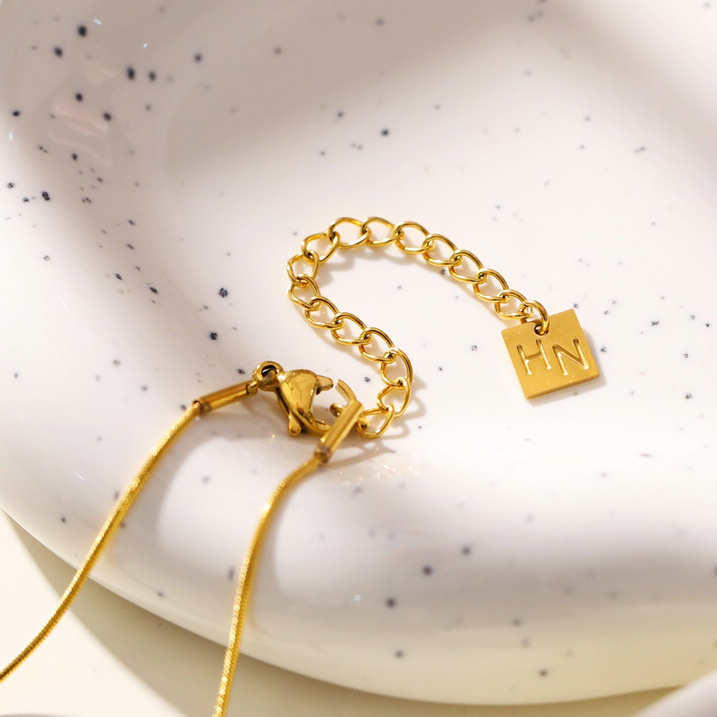 ARCASSA : Pendentif Croix Finition Martelé et Zirconium sur une Mini Chaîne Texturée Peau de Serpent.