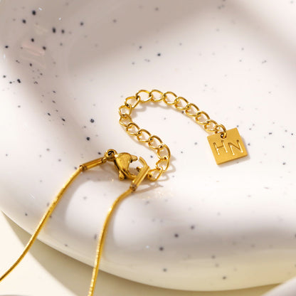 ARCASSA : Pendentif Croix Finition Martelé et Zirconium sur une Mini Chaîne Texturée Peau de Serpent.