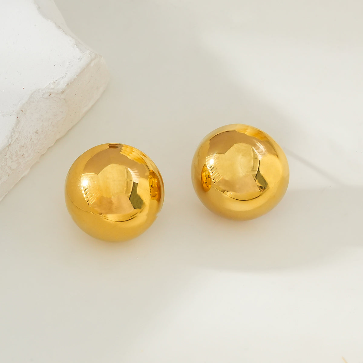 AUGUSTA Gold : Boucles d'oreilles clous sphériques contemporaines
