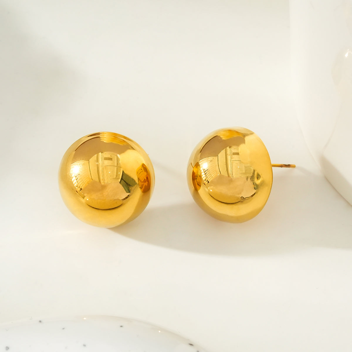 AUGUSTA Gold : Boucles d'oreilles clous sphériques contemporaines