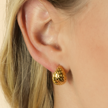 AVERSA : Boucles d'oreilles clous goutte en texture martelée