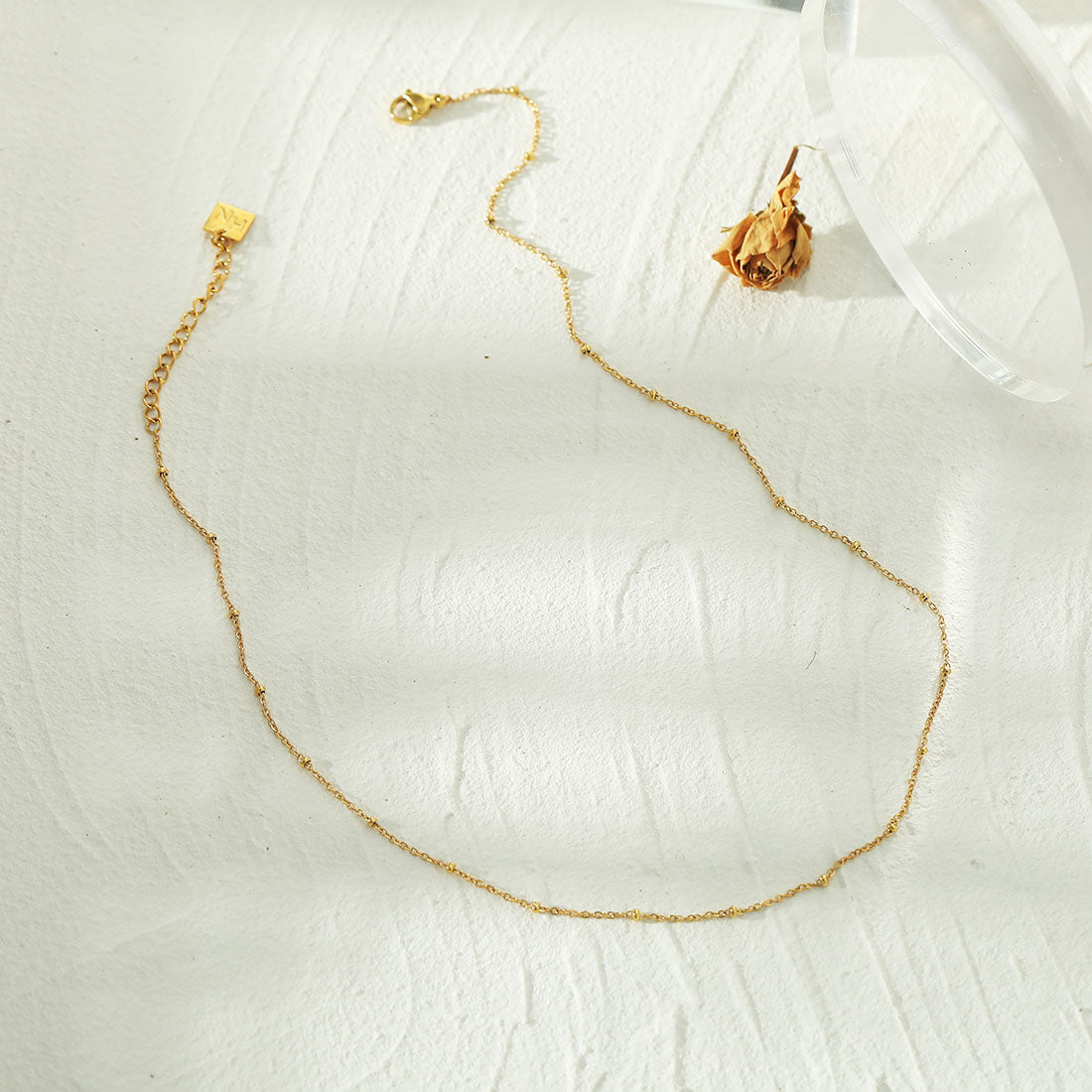 AVERY 16" Or: Collier chaîne dorée perlée, essentiel au quotidien