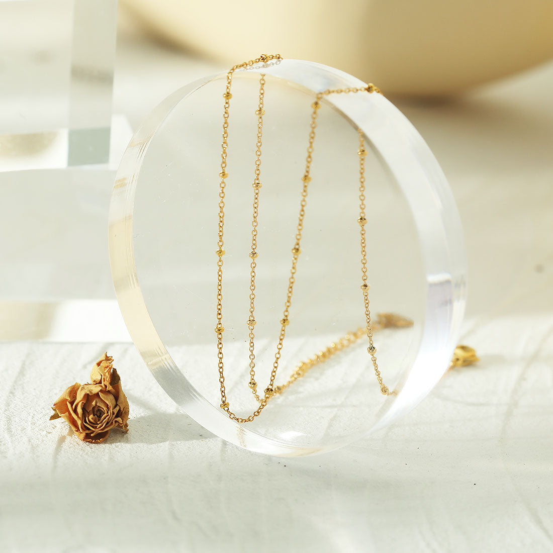 AVERY 16" Or: Collier chaîne dorée perlée, essentiel au quotidien
