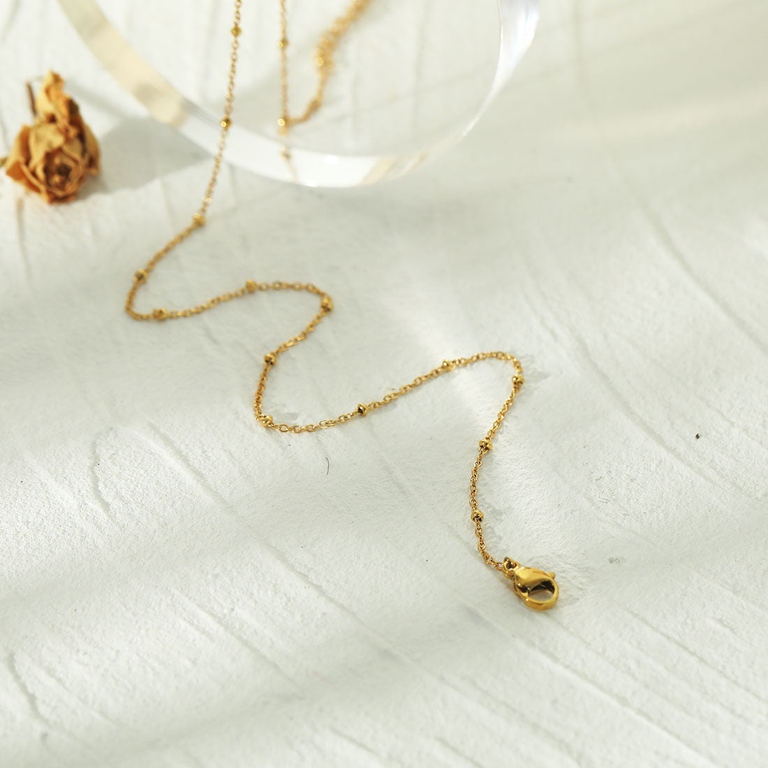 AVERY 16" Or: Collier chaîne dorée perlée, essentiel au quotidien