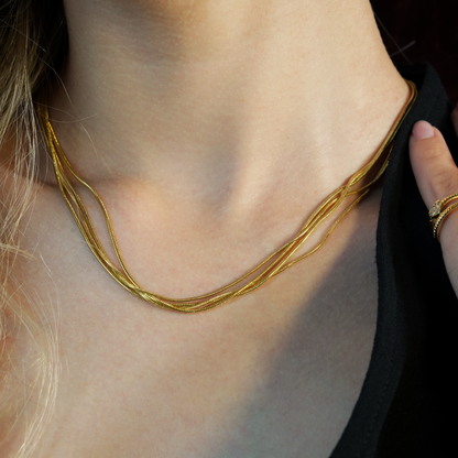AVEZZANO Gold : Collier multirangs texturé peau de serpent - Élégance exquise