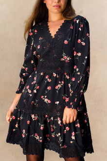 Robe étagée Agnes à fleurs noires