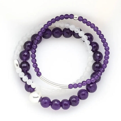 Empilement de bracelets en améthyste