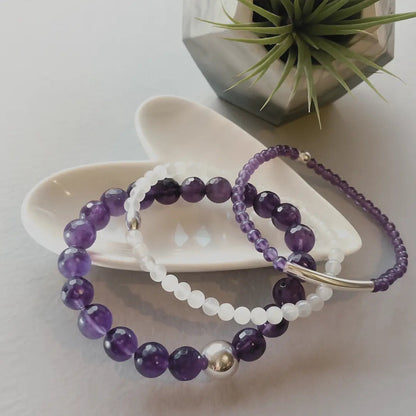 Empilement de bracelets en améthyste