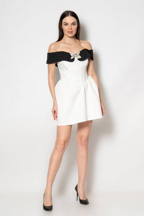 Robe courte noire et blanche à col bardot