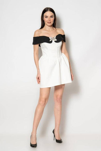 Robe courte noire et blanche à col bardot